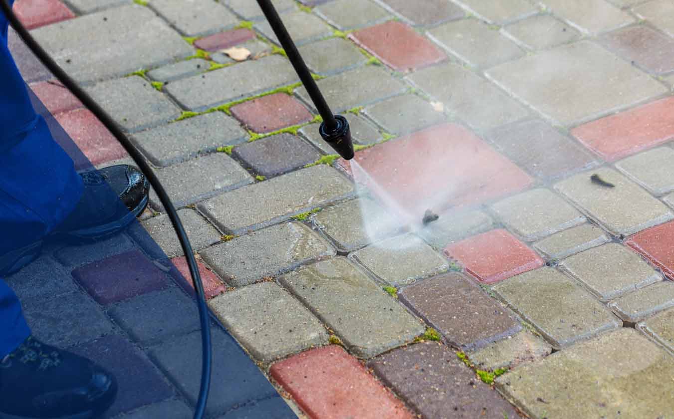 Exterior cleaning PROCHIRA ROOF FACADE in Belgium: Cleaning and anti-moss treatment on clinker, blue stone, paving, low wall, terrace, etc. Waterproofing of clinker, blue stone, driveway, etc. Intervention in BELGIUM: Flemish, Walloon and Brussels regions, etc.